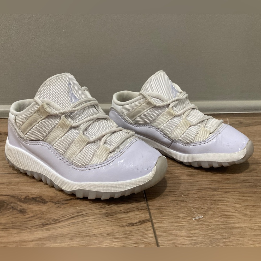 Air Jordan 11 Retro Low Pure Violet Sneakers Girls Size 10C 645107-101 Shoes